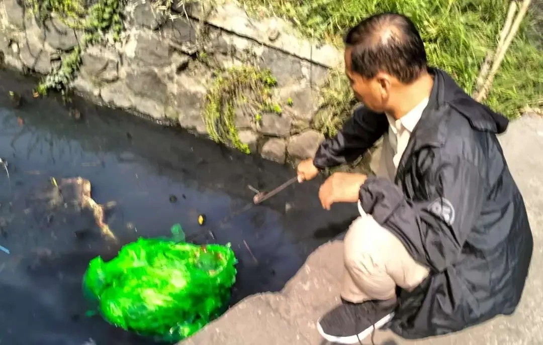 Bungkusan plastik berisi potongan tubuh manusia sebelum dievakuasi. (Foto: Istimewa)