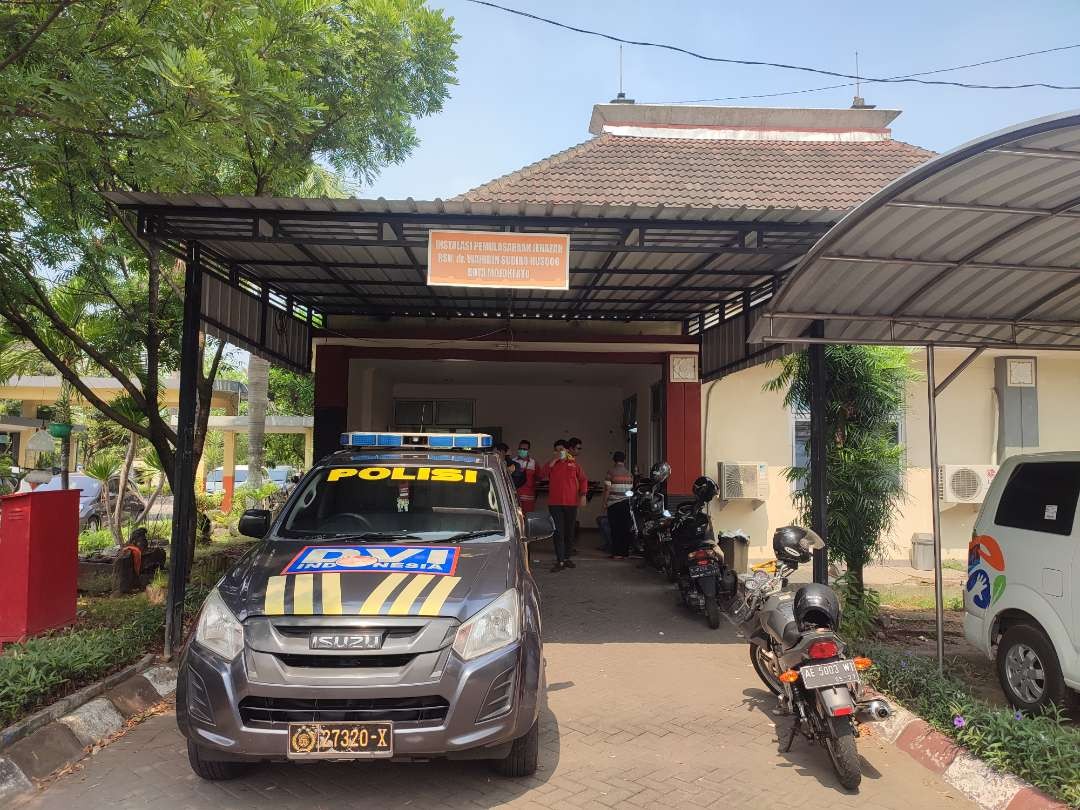 Tim Forensik Polda Jatim identifikasi jasad korban di RSUD Kota Mojokerto.(Foto Deni Lukmantara/Ngopibareng)