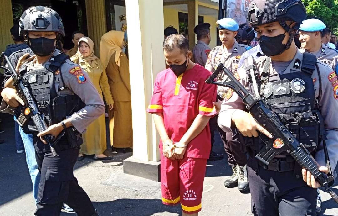 Satu tersangka kasus TPPO penyaluran pekerja migran ilegal di Bondowoso ditangkap Polres Bondowoso. (Foto: Guido Saphan/Ngopibareng.id)