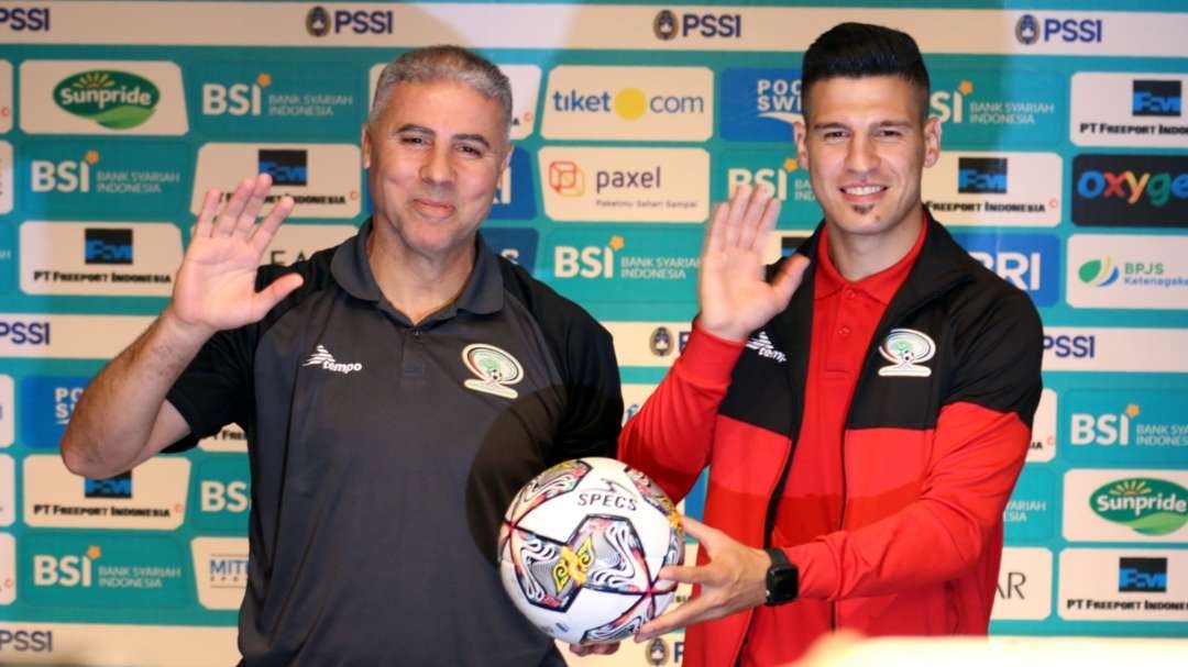 Pelatih Timnas Palestina, Makram Dabboub bersama pemainnya Tamer Seyam saat pre match press conference di Surabaya, Selasa 13 Juni 2023. (Foto: Fariz Yarbo/Ngopibareng.id)