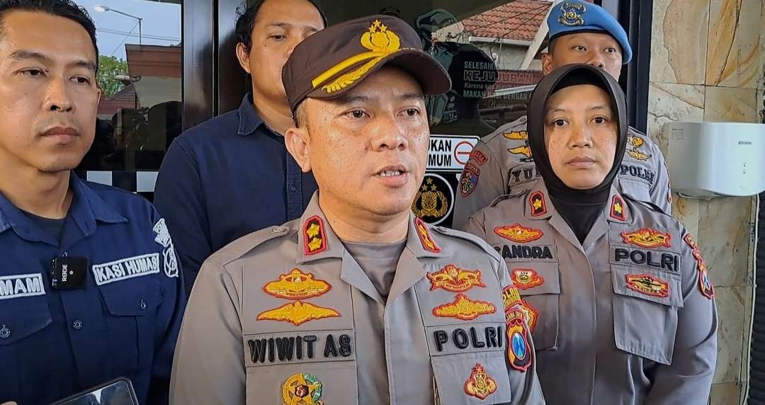 Kapolres Mojokerto Kota, AKBP Wiwit Adisatria jumpa pers kasus pembunuhan siswi SMP di Mapolres Mojokerto Kota, Selasa 13 Juni 2023. (Foto: Deni Lukmantara/Ngopibareng.id)