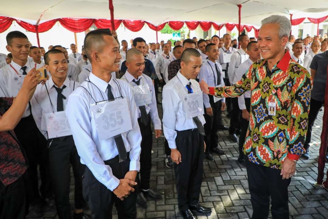 Momen itu terekam saat Ganjar menghadiri Pembukaan Tes Seleksi Magang Jepang tahun 2023, di Halaman Kantor Disnakertrans Provinsi Jawa Tengah, Senin (12/6/2023). Patrik merupakan satu di antara 550 peserta seleksi magang ke Jepang.(Foto: istimewa)