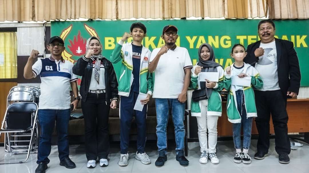 Ketua Percasi Jatim, Ahmad Fauzi Wongsojudo (tengah) bersa para atlet dan tim pelatih. (Foto: Istimewa)