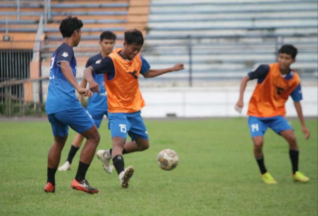 Tim sepak bola Porprov Lamongan saat berlatih di Stadion Surajaya, Lamongan, Jawa Timur. (Foto: Imron Rosidi/Ngopibareng.id)