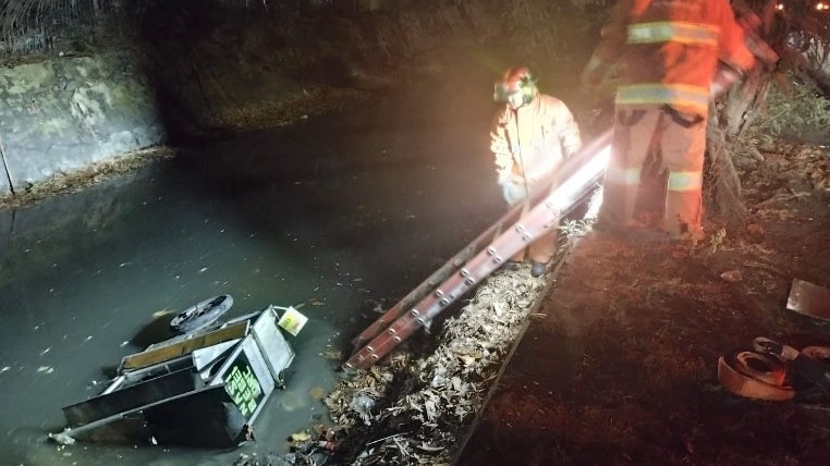 Gerobak makanan yang tercebur di sungai Jalan Kenjeran (Foto: dok. BPBD Surabaya)