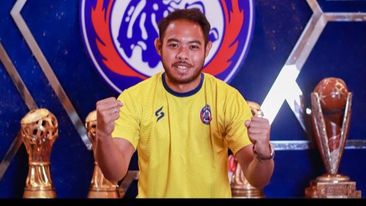 Penjaga Gawang Baru Arema FC, Adixi Lenvizio saat diperkenalkan ke publik (Foto: Media Officer Arema FC)