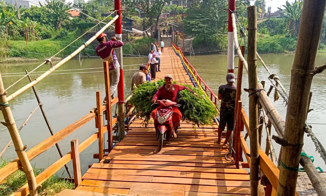 Jembatan apung pehubung Sidoarjo - Gresik (foto : Aini/Ngopibareng.id)