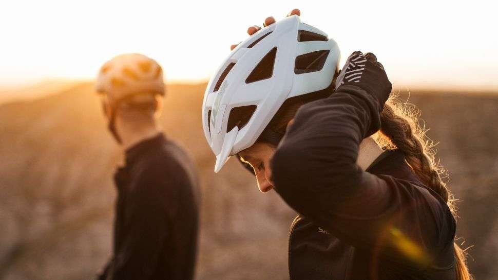 Helm Lazer Cerro KinetiCore yang dibuat untuk pecinta gravel dengan adanya visor mungil di depan.