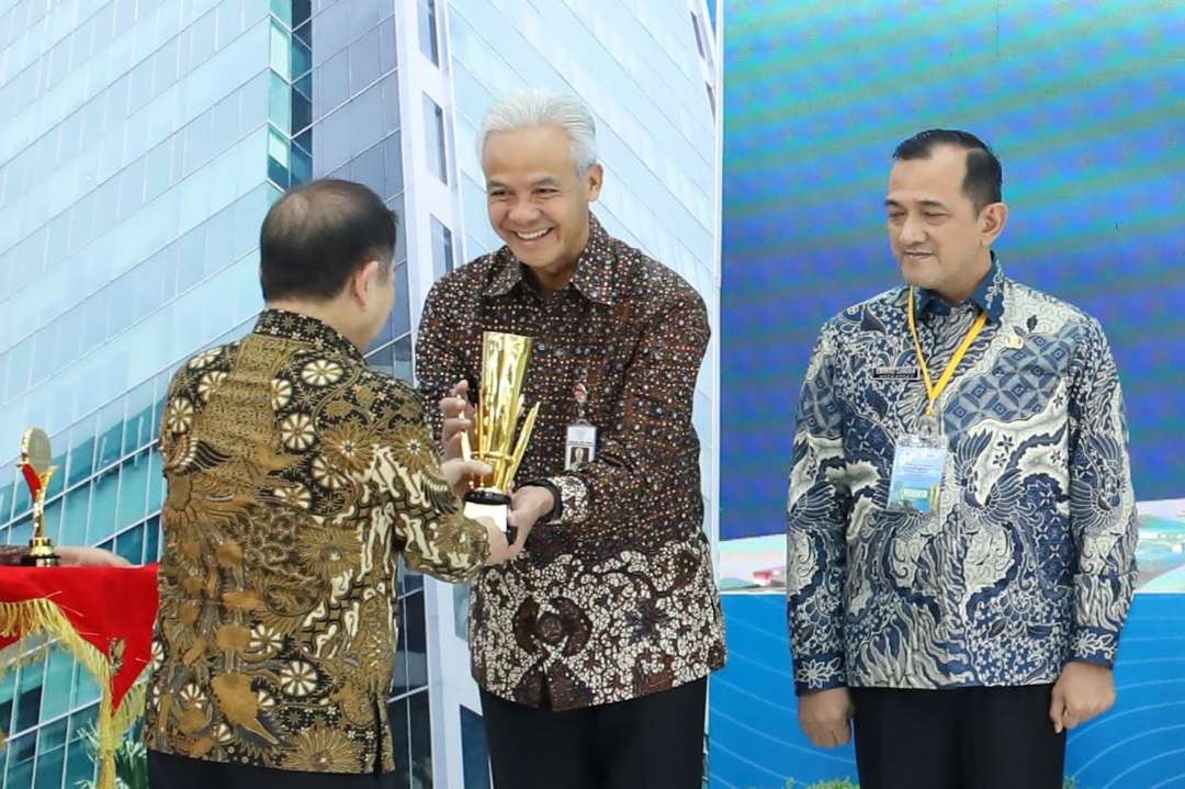 Gubernur Jawa Tengah Ganjar Pranowo terima penghargaan bagi Provinsi Jawa Tengah. (Foto: Humas Jateng)