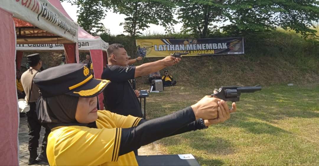 Lomba menembak yang digelar Polres Lamongan di Lapangan Menembak Kodim 0812 Lamongan di Jotosanur, Kecamatan Tikung. (Foto: Imron Rosidi/Ngopibareng.id)