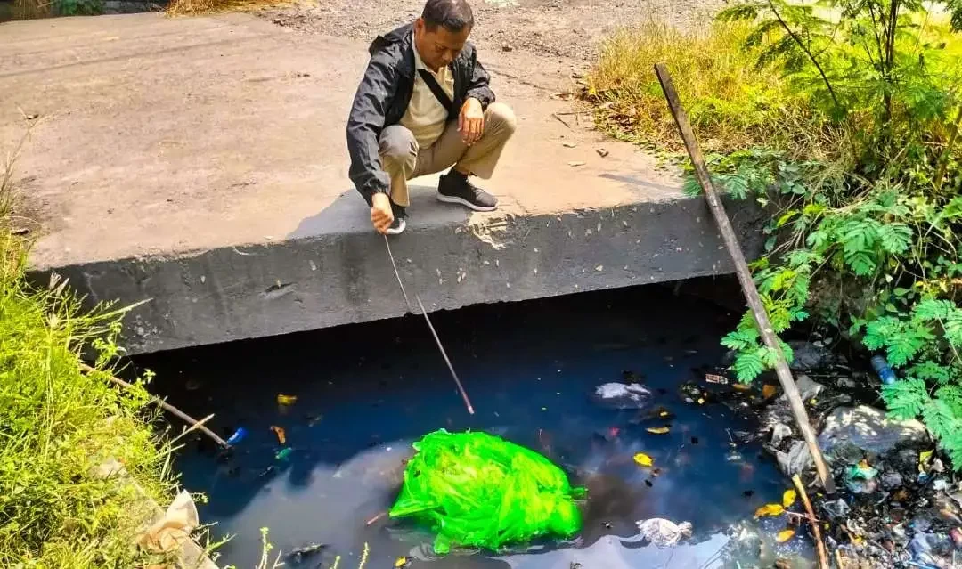 Kantong plastik berwarna hijau berisi potongan tubuh manusia dikerumuni lalat. (Foto: Istimewa)