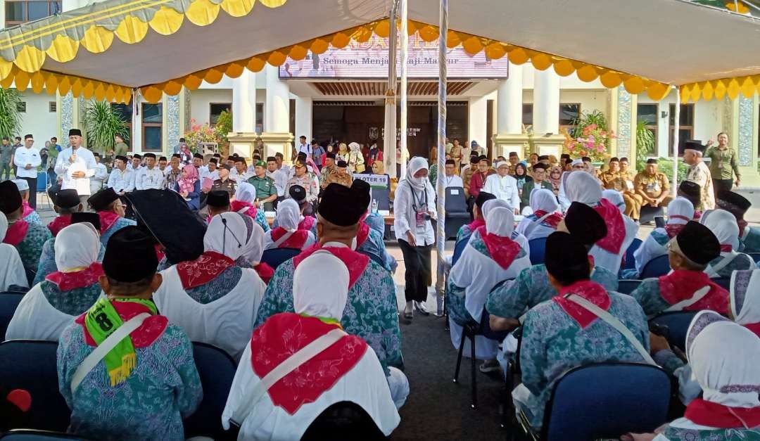 Para calon jemaah haji mengikuti prosesi upacara pemberangkatan dari kantor Pemerintah Kabupaten Tuban, Jawa Timur, Selasa 30 Mei 2023. (Foto: Khoirul Huda/Ngopibareng.id)