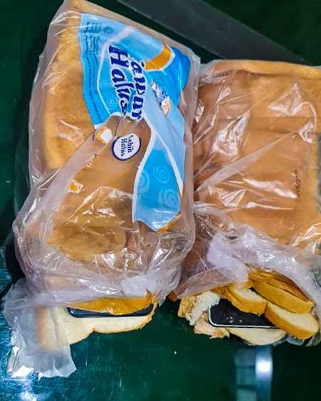 Dua bungkusan roti tawar berisi hp, saat diketahui petugas lapas Sidoarjo (foto :istimewa)