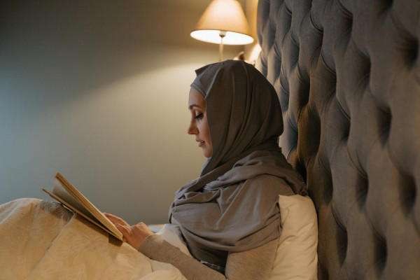 Muslimah membaca Al-Quran. (Foto: dok/ngopibareng.id)