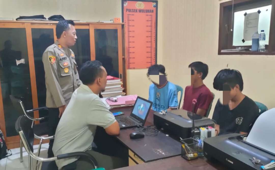 Ketiga tersangka pencurian onderdil motor saat menjalani pemeriksaan polisi. (Foto: Dok Polsek Wuluhan)