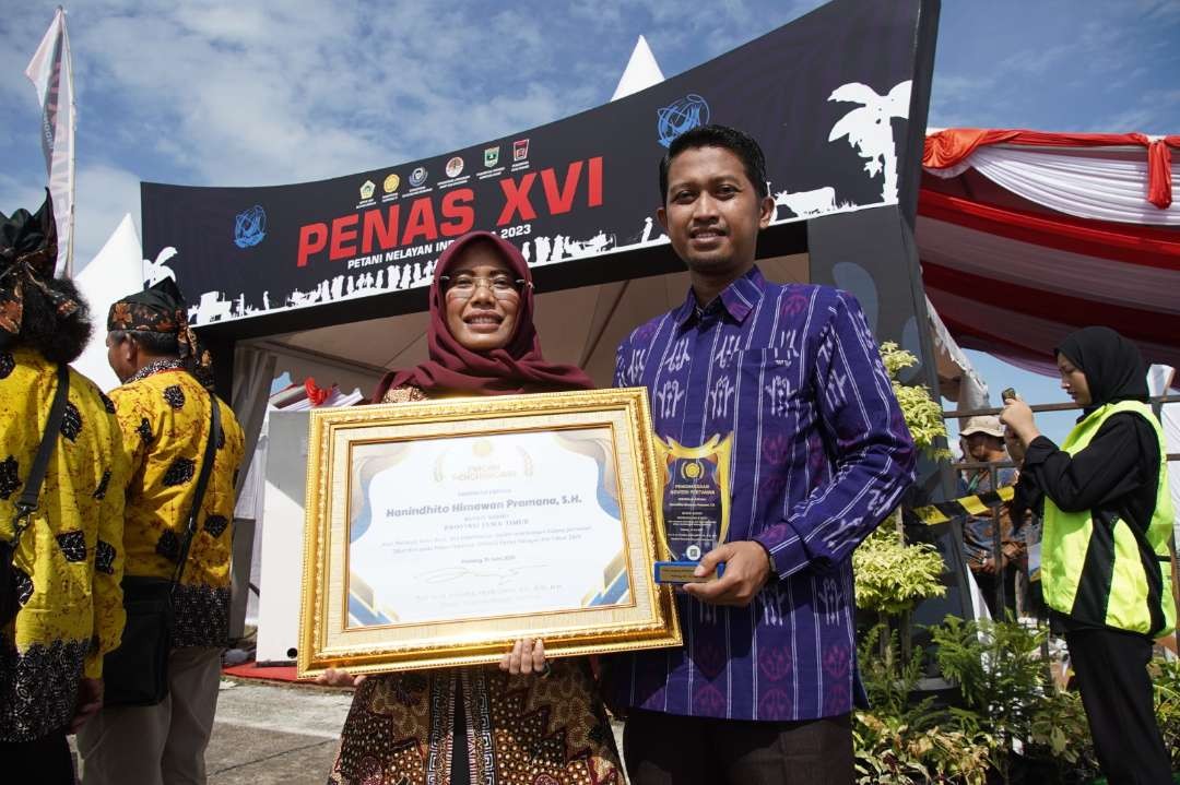 Bupati Kediri Hanindhito Himawan Pramana mendapatkan penghargaan dari Kementerian Pertanian RI pada Pekan Nasional (Penas) Petani dan Nelayan XVI di Padang, Sumatera Barat.(Foto: Istimewa)