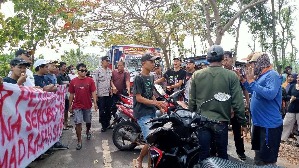 Puluhan massa aksi memblokir akses jalan raya Merakurak-Montong (Foto: Khoirul Huda/Ngopibareng.id)