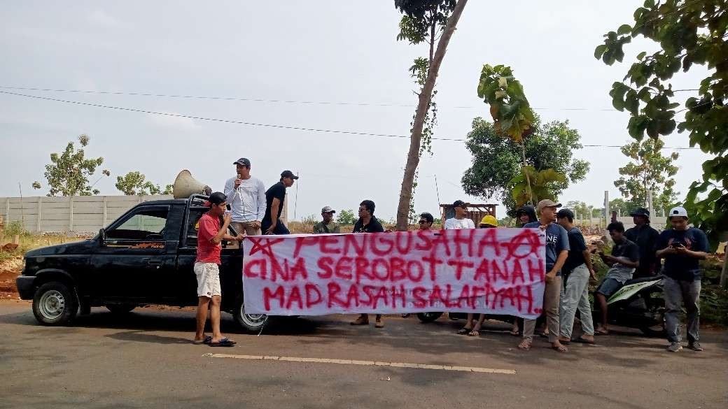 Aksi demo warga Dusun Koro, Desa Pongpongan, Kecamatan Merakurak, terkait pendirian pabrik pengolahan palawija. (Foto: Khoirul Huda/Ngopibareng.id)