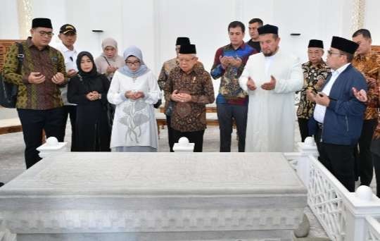 Wapres melakukan ziarah ke makam Imam Al Maturidi yang terletak di Samarkand, Uzbekistan.( Foto: Seywapres )