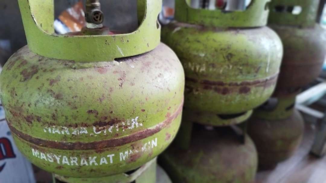 Gas elpiji 3 kg di Banyuwangi mengalami kelangkaan beberapa hari terakhir. (foto: Muh Hujaini/Ngopibareng.id)