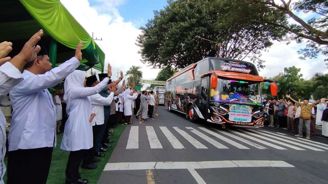 Bupati Banyuwangi Ipuk Fiestiandani bersama Forkompimda melepas keberangkatan jemaah haji asal Banyuwangi, Kamis 15 Juni 2023. (Foto: Muh Hujaini/Ngopibareng.id)