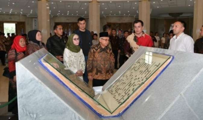 Wakil Presiden (Wapres) K.H. Ma’ruf Amin juga menilik Alquran yang dibaca Kalifah Sayyidina Ustman, yang masih disimpan dengan baik di Hazrati Imam Complex di Taskent Uzbekistan. (Foto: Setwapres )