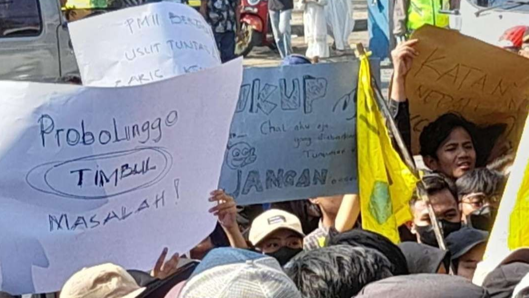 Ratusan aktivis Pergerakan Mahasiswa Islam Indonesia (PMII) Probolinggo berunjuk rasa di depan Kantor Bupati Probolinggo, Jalan Panglima Sudirman, Kota Kraksaan. (Foto: Ikhsan Mahmudi/Ngopibareng.id)