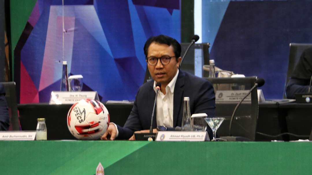 Wakil Ketua PSSI Jatim, Amir Burhanuddin menjelaskan penetapan Liga 3 Jawa Timur 2023. (Foto: Fariz Yarbo/Ngopibareng.id)