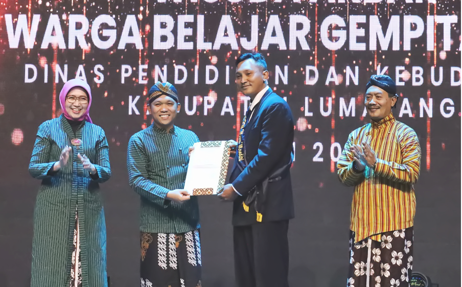 Sebanyak 2.000 warga belajar di Kabupaten Lumajang, Jawa Timur, mulai dari Kejar Paket A, B dan C, telah menjalani wisuda. (Foto: Ist)