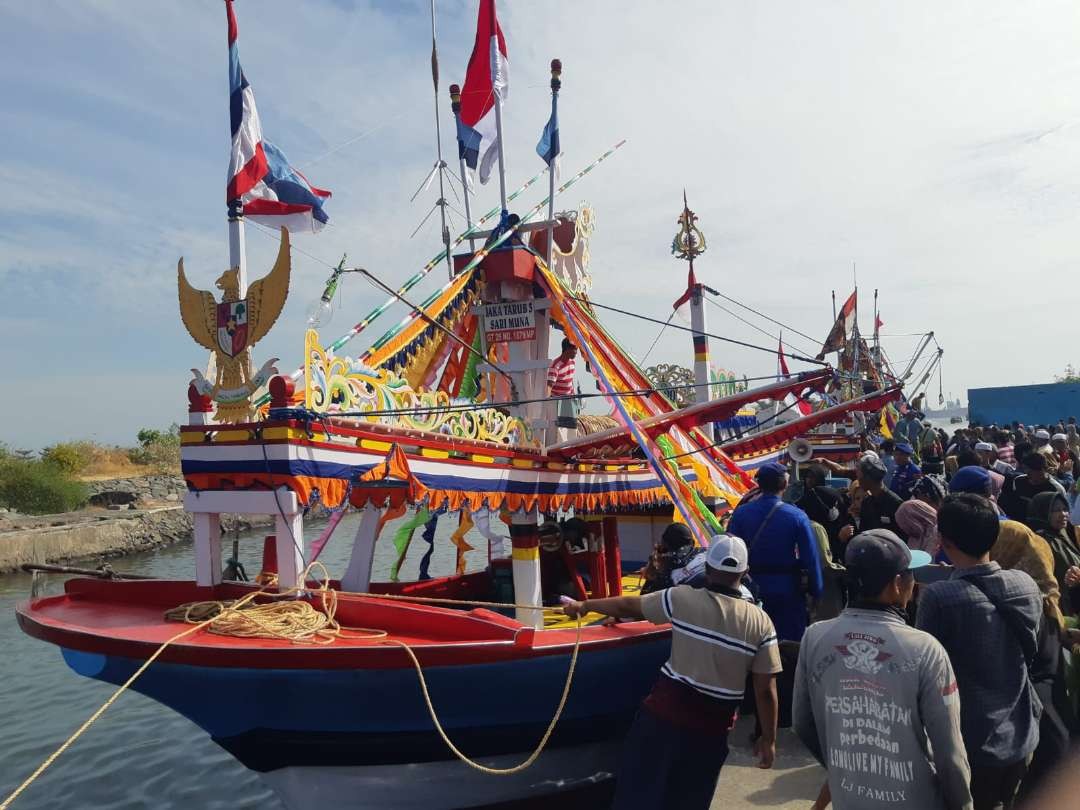 Sebanyak 48 calon jemaah haji (CJH) dari Pulau Giliketapang naik perahu hias dan berlabuh di Pelabuhan Tanjung Tembaga, Kota Probolinggo. (Foto: Ikhsan Mahmudi/Ngopibareng.id)