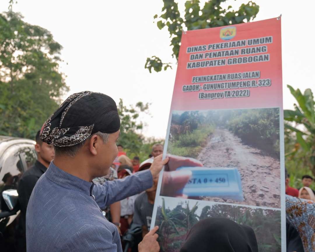 Ganjar Pranowo cek hasil perbaikan jalan di Grobogan. (Foto: Humas Pemprov Jateng)