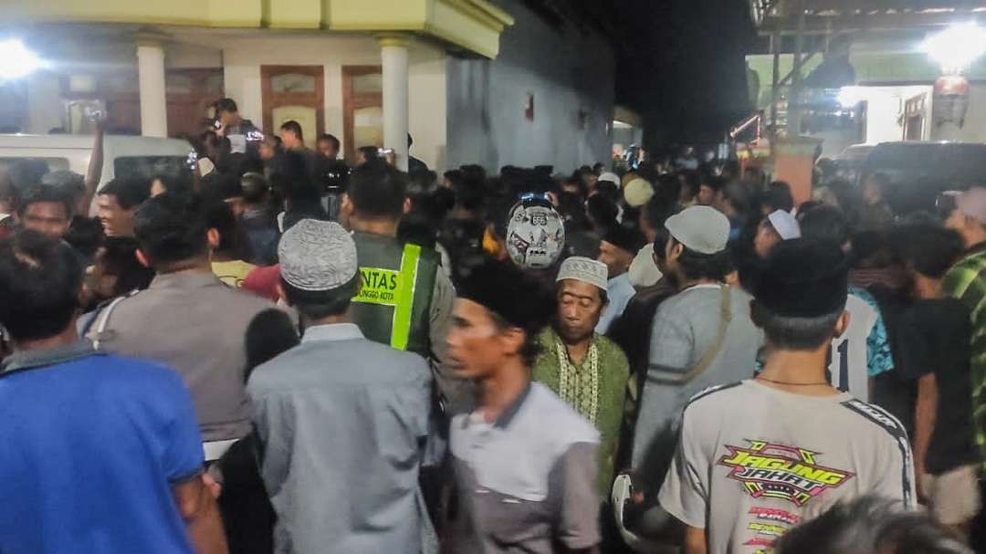 Ratusan massa saat mengepung rumah Kades Pesisir yang menampung dua pelaku curanmor. (Foto: Ikhsan Mahmudi/Ngopibareng.id)