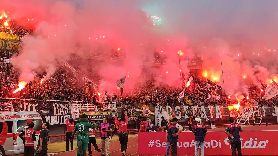 Bonek Mania menyalakan flare dalam laga melawan Bali United di laga Persebaya 730 Game, 28 Mei 2023. (Foto: Fariz Yarbo/Ngopibareng.id)