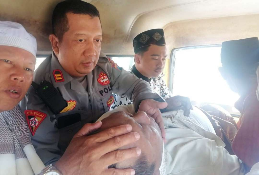 Almarhum Haji Muhammad Darso dibawa menuju klinik (foto : istimewa)