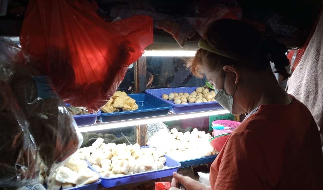 Kedai Pempek Putri Bangka  bentuknya sederhana layaknya warung di kampungnya, tapi setiap hari pengunjungnya membludak dan harus mengantri (foto: Asmanu Sudharso/ngopibareng.id)