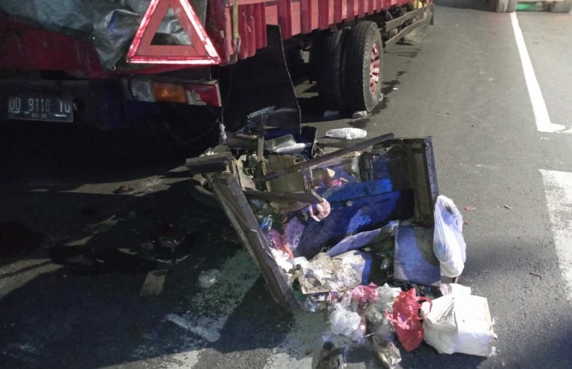 Kondisi sepeda motor pedagang sayur yang tabrak truk di Jalan Raya Mastrip, Surabaya. (Foto: Dokumentasi BPBD Surabaya)