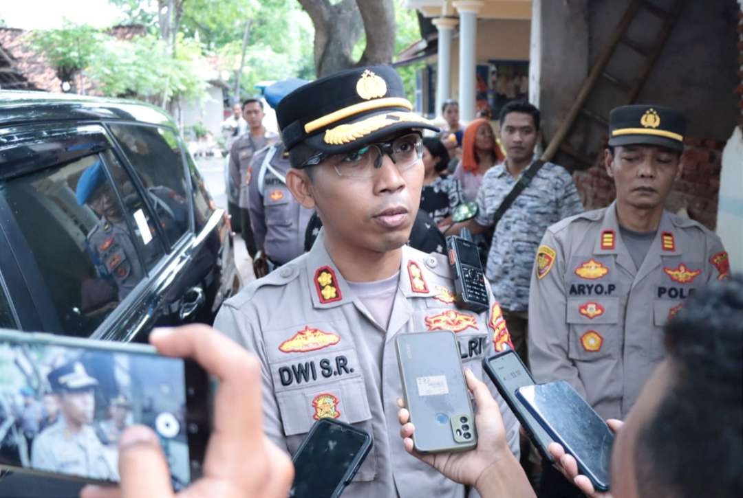 Kapolres Situbondo AKBP Dwi Sumrahadi menjelaskan pengungkapan 2,7 ton pupuk bersubsidi dari Bondowoso hendak dijual ke Probolinggo, Jumat 16 Juni 2023.(Foto: Humas Polres Situbondo)