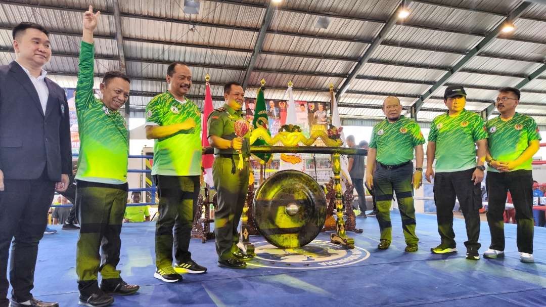 Pangdam V Brawijaya, Mayjen TNI Farid Makruf (empat dari kiri) bersama Ketua PB MI AA LaNyalla Mahmud Mattalitti (tiga dari kanan) membuka gelaran Special Fight Muay Thai Piala Pangdam V Brawijaya di GOR Hayam Wuruk, Surabaya, Sabtu 17 Juni 2023. (Foto: Fariz Yarbo/Ngopibareng.id)