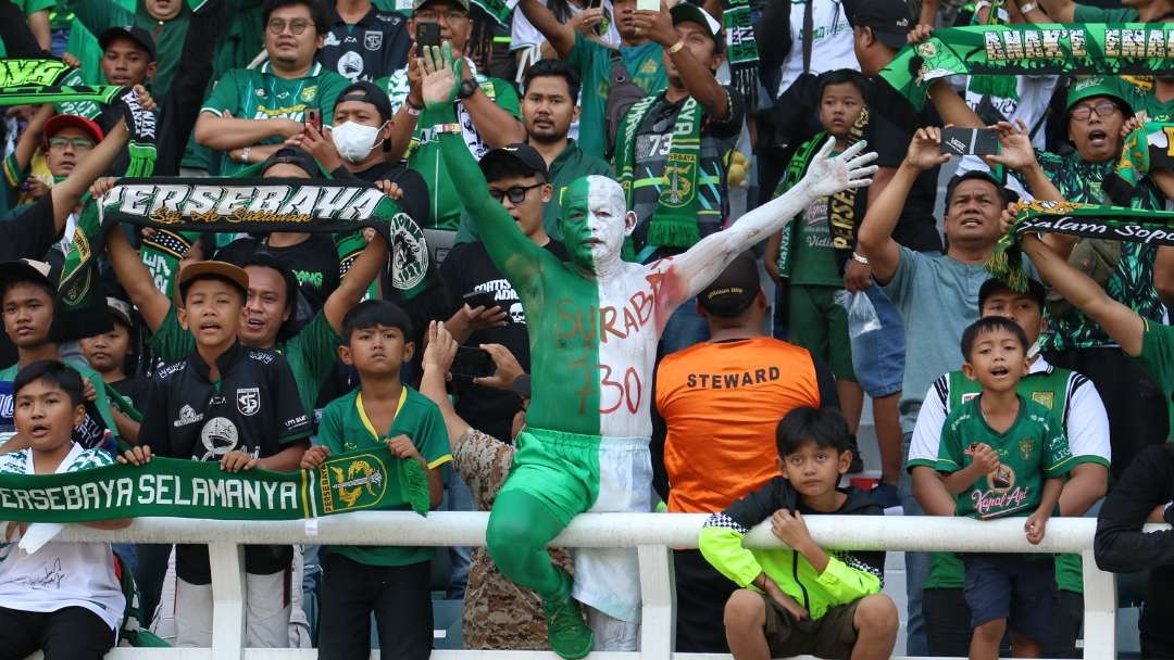 Bonek Mania saat mendukung Persebaya. (Foto: Fariz Yarbo/Ngopibareng.id)