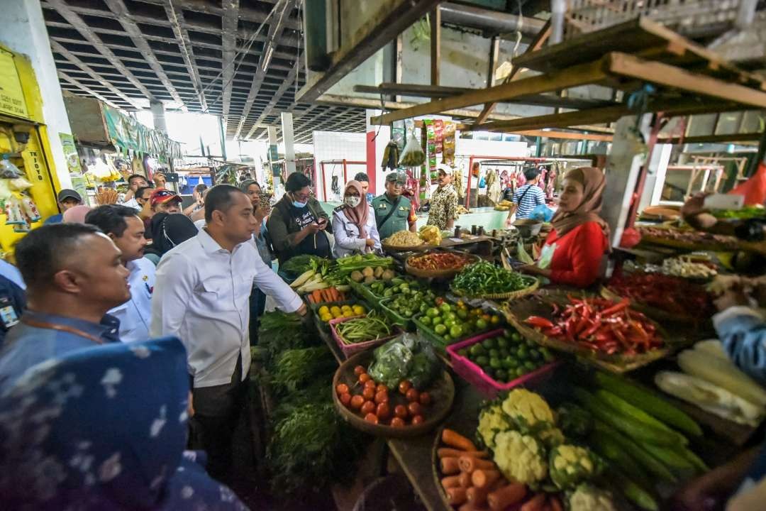 Walikota Surabaya, Eri Cahyadi saat melakukan sidak di Pasar Pucang Surabaya. (Foto: Pita Sari/Ngopibareng.id)