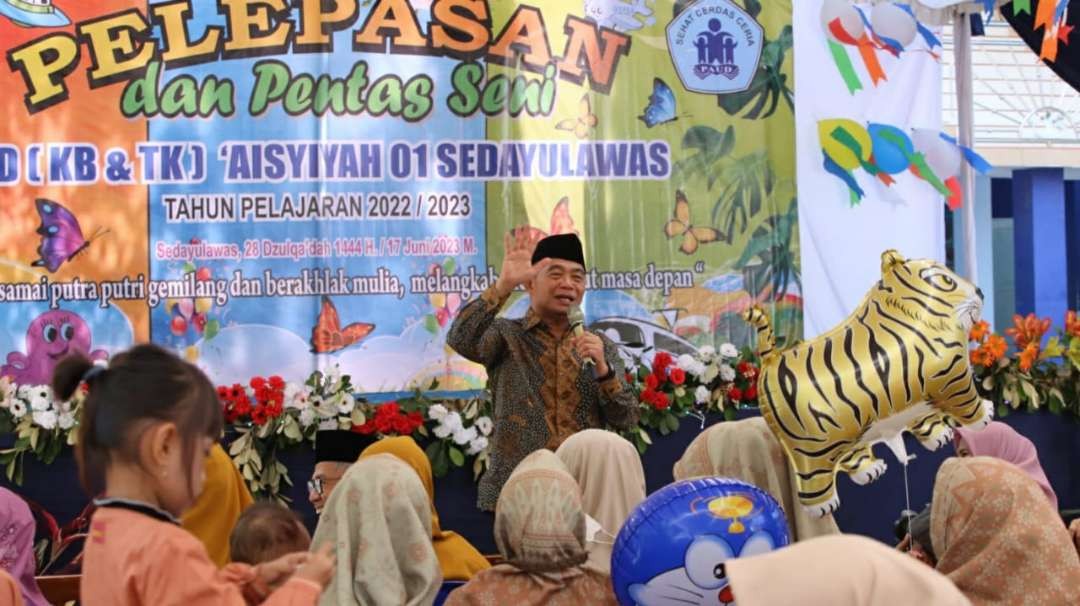 Menko PMK Muhadjir Effendy main kuis penanganan stunting diikuti ibu-ibu di acara pelepasan dan pentas seni PAUD/TK Aisyiyah 01 Sidayu Lawas, Lamongan, Jawa Timur, Sabtu 17 Juni 2023. (Foto: ANO/Ngopibareng.id)