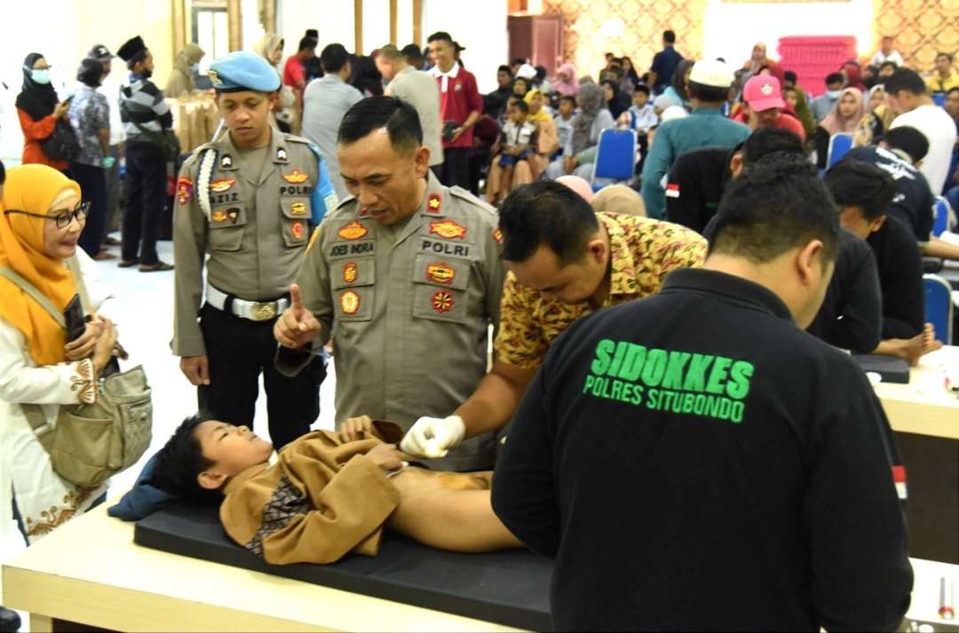 Khitan massal gratis digelar Polres Bondowoso menyambut HUT ke-77 Bhayangkara, Sabtu 17 Juni 2023. (Foto: Guido Saphan/Ngopibareng.id)