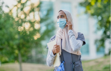 Seorang perawat perempuan berkerudung dan bermasker. (Ilustrasi: Unsplash)