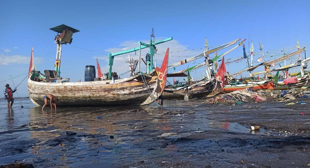 Sejumlah kapal milik nelayan di Muncar, bersandar di pelabuhan Muncar, Kabupaten Banyuwangi, beberapa waktu lalu (Foto: Hujaini/Ngopibareng.id)