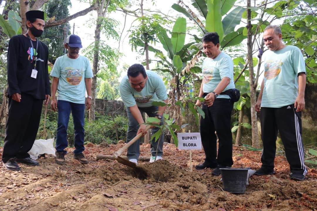 Menanam pohon dalam rangka peringatan Hari Lingkungan Hidup. (Foto: Humas Pemkab Blora)