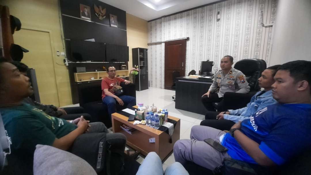 Ronggolawe Press Solidarity (RPS) saat melayangkan surat keberatan ke Polres Tuban. (Foto: Dokumentasi RPS Tuban)