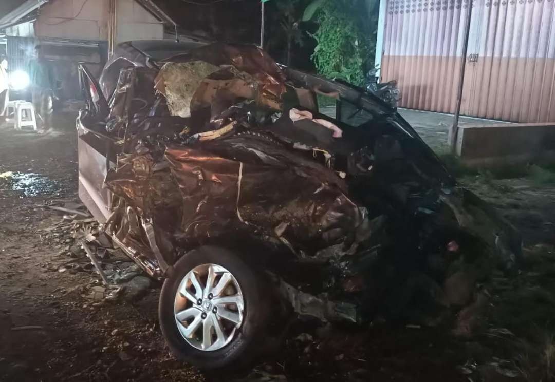 Sejumlah warga berusaha menolong sopir Honda Mobilio, yang terlibat kecelakaan dengan truk kontainer. (Foto: Ikhsan Mahmudi/Ngopibareng.id)