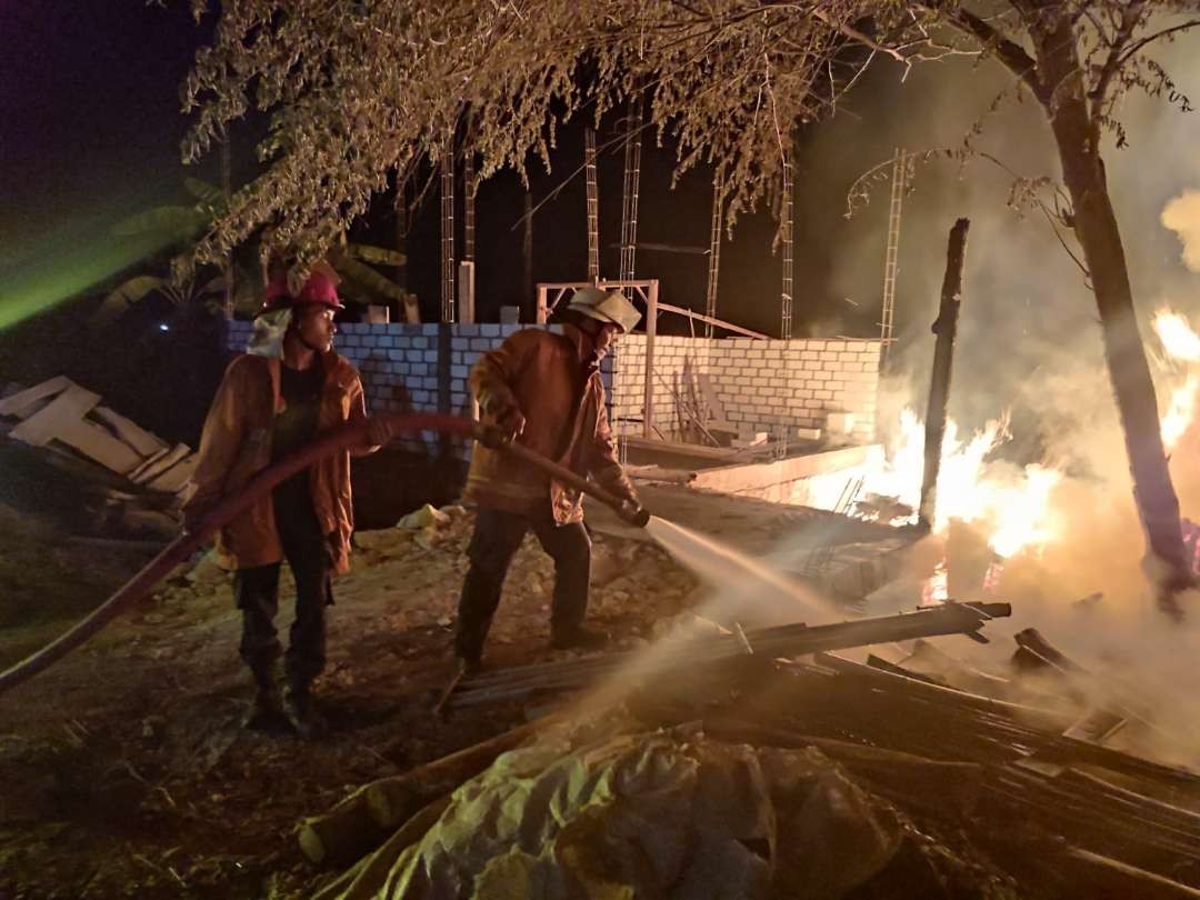 Petugas Damkar Lamongan sedang memadamkan. Kobaran api di kandang milik Sukardi, Desa Jubel Kidul, Kecamatan Sugio. (Foto: Istimewa)