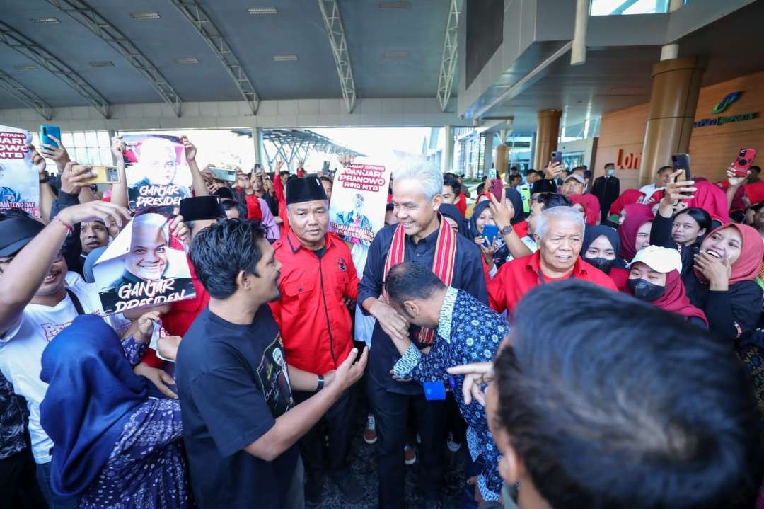 Calon Presiden dari PDIP, Ganjar Pranowo bersama tokoh PDIP NTB, Rahmat Hidayat, disambut massa pendukungnya di Kota Mataram, NTB pada Minggu 18 Juni 2023. (Foto: Istimewa)