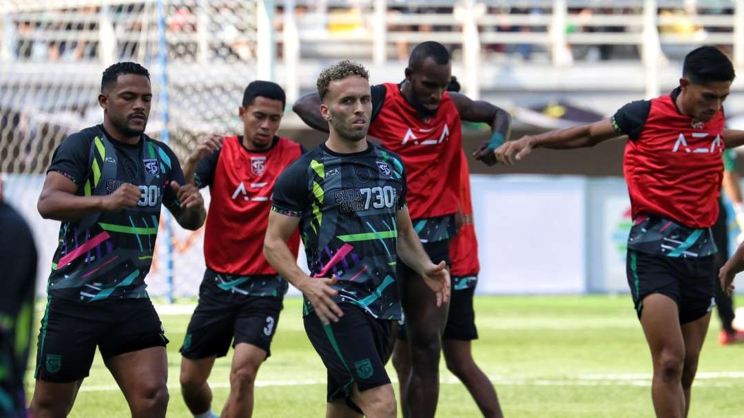 Pemain Persebaya saat melakukan pemanasan jelang laga melawan Persija di Stadion Gelora Bung Tomo, Surabaya, Minggu 18 Juni 2023.. (Foto: Fariz Yarbo/Ngopibareng.id)